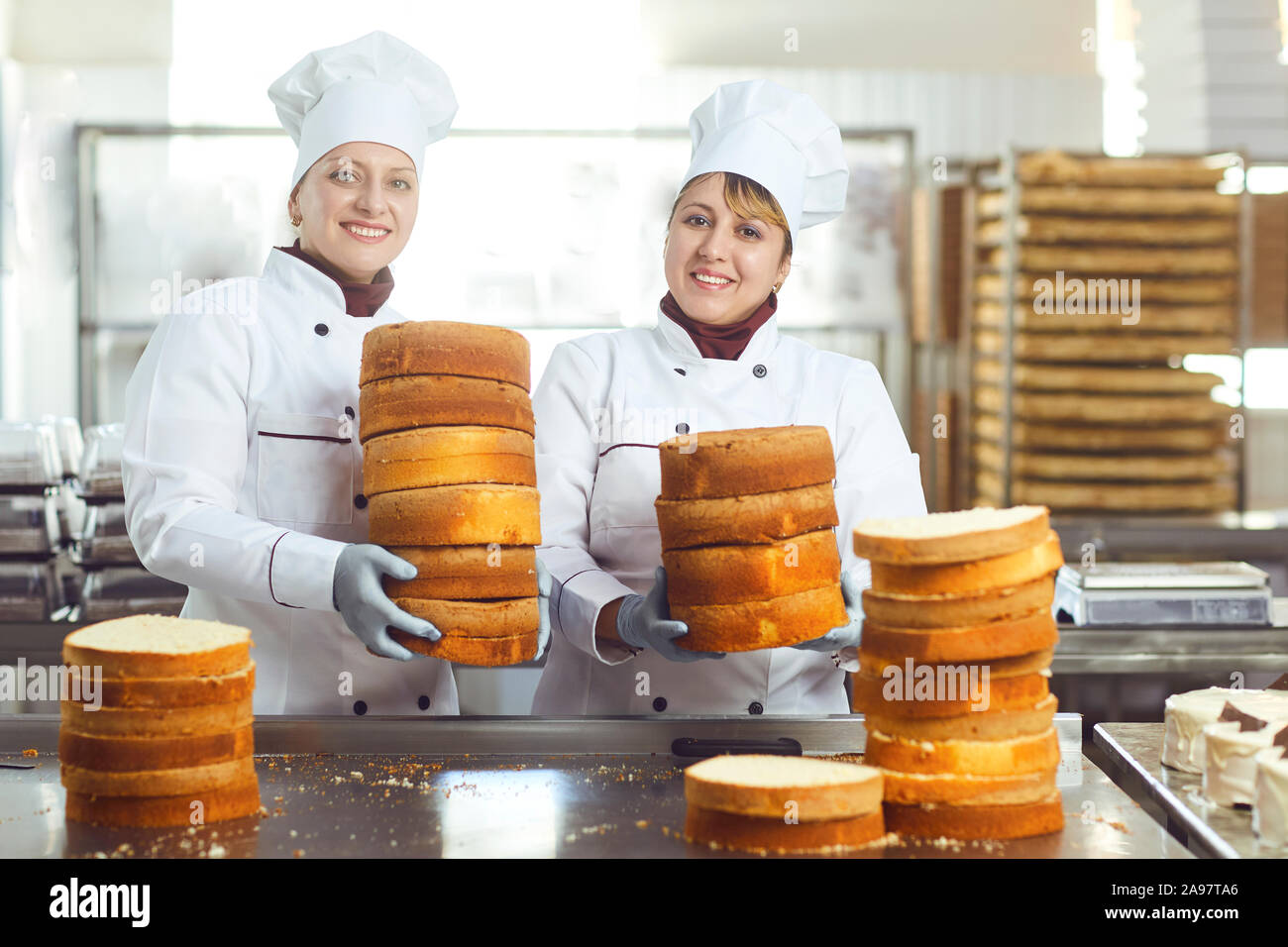 https://c8.alamy.com/comp/2A97TA6/pastry-chefs-hold-cakes-for-the-cake-in-their-hands-in-confectionery-2A97TA6.jpg
