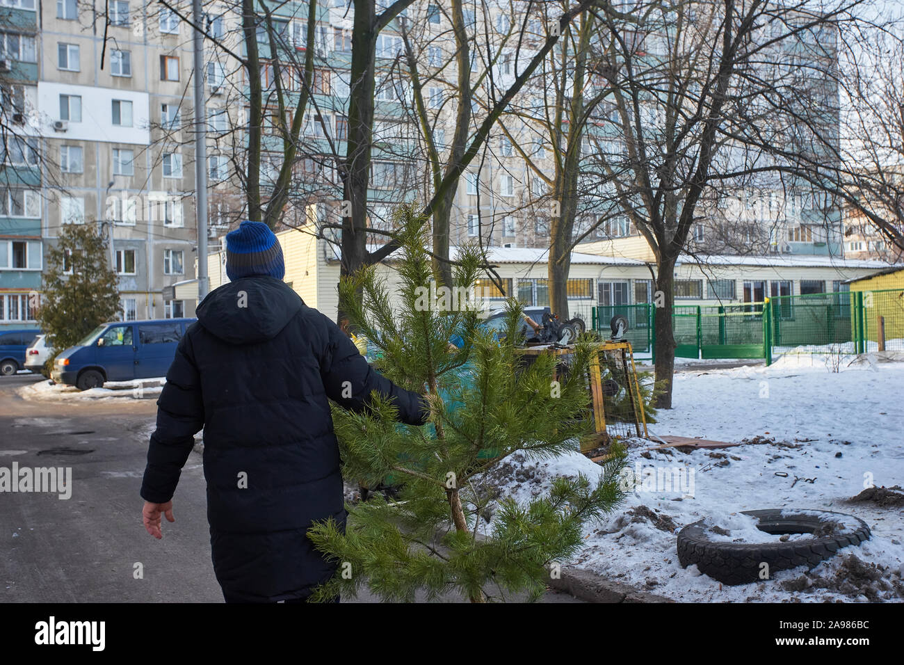 Dump christmas tree hires stock photography and images Alamy
