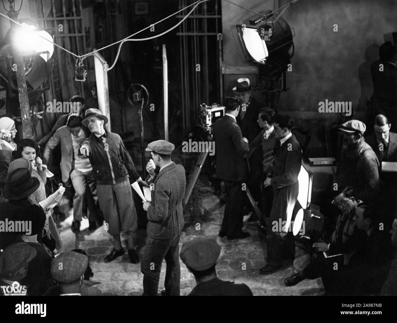 RENE CLAIR on set candid filming SOUS LES TOITS DE PARIS / UNDER THE ROOFS OF PARIS 1930 director / scenario RENE CLAIR Films Sonores Tobis Stock Photo