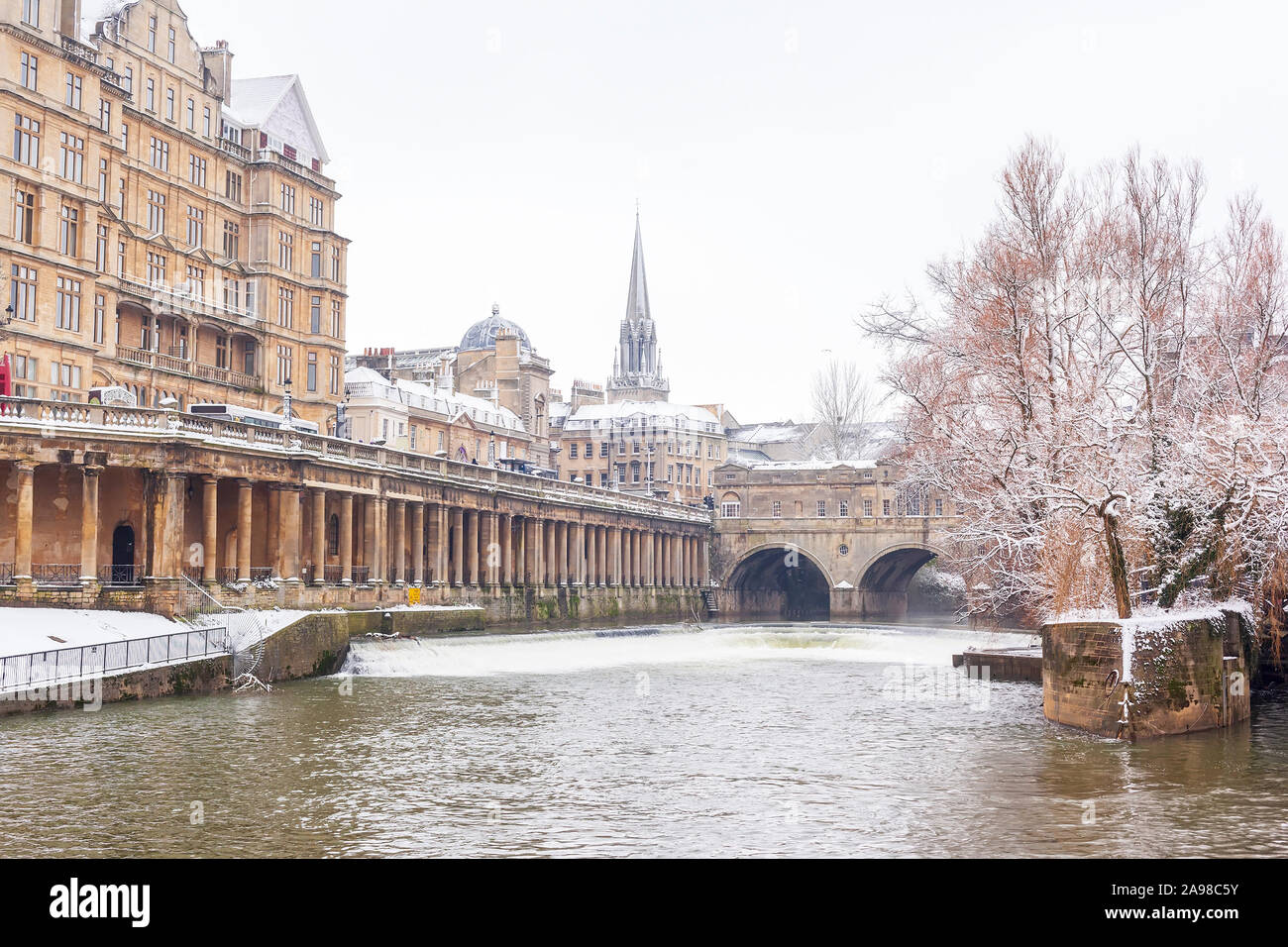 Great Pulteney Bridge, Pulteney Weir and the River Avon on a  snowy winter's day in January Stock Photo