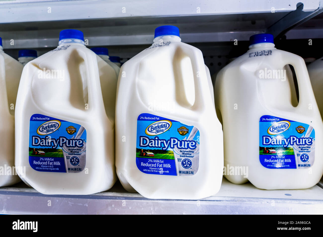 https://c8.alamy.com/comp/2A98GCA/nov-12-2019-sunnyvale-ca-usa-dairypure-milk-on-shelves-in-a-supermarket-the-dairypure-brand-is-owned-by-the-largest-dairy-company-in-the-unite-2A98GCA.jpg
