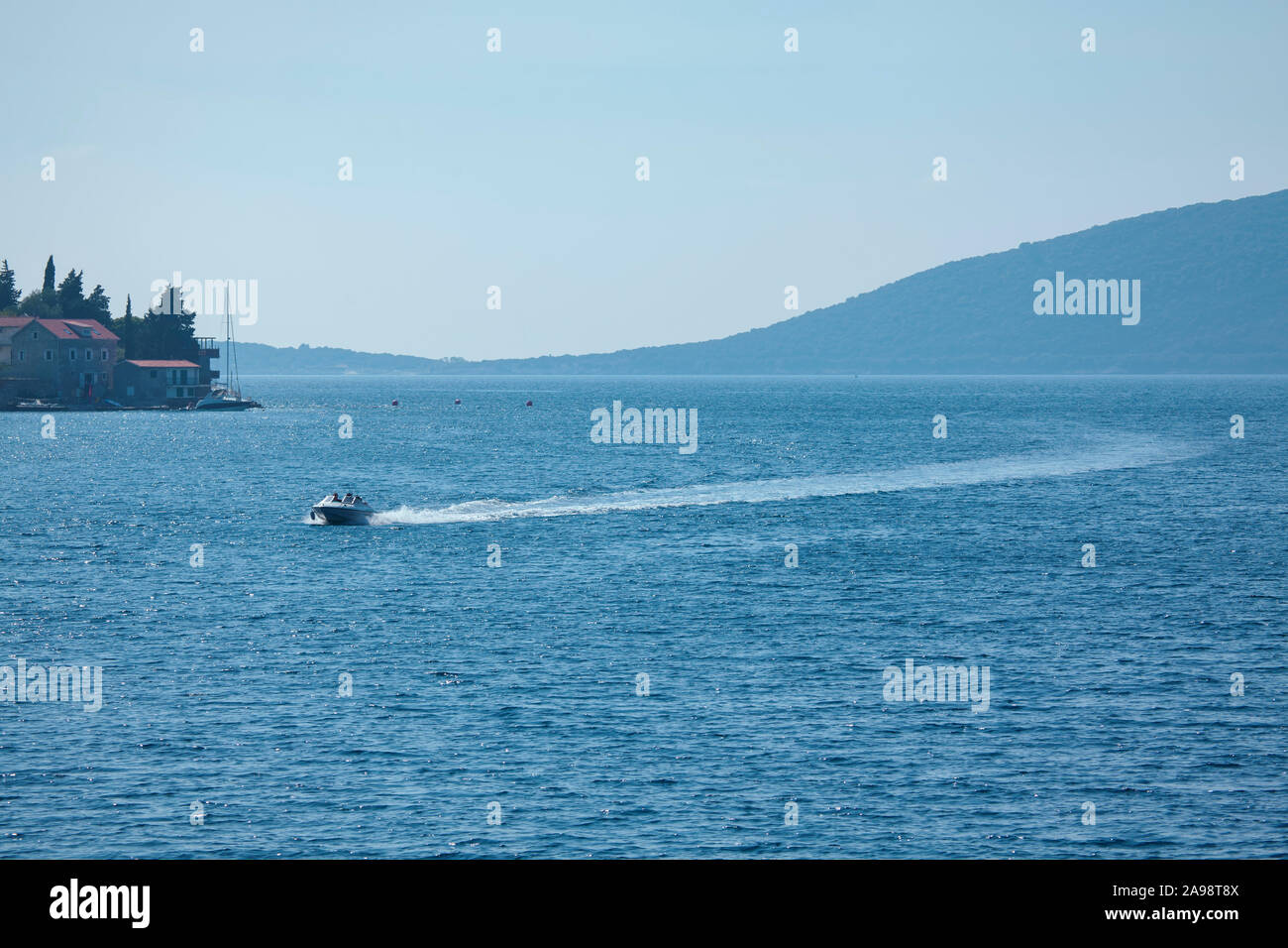 Speeding motorboat hi-res stock photography and images - Alamy