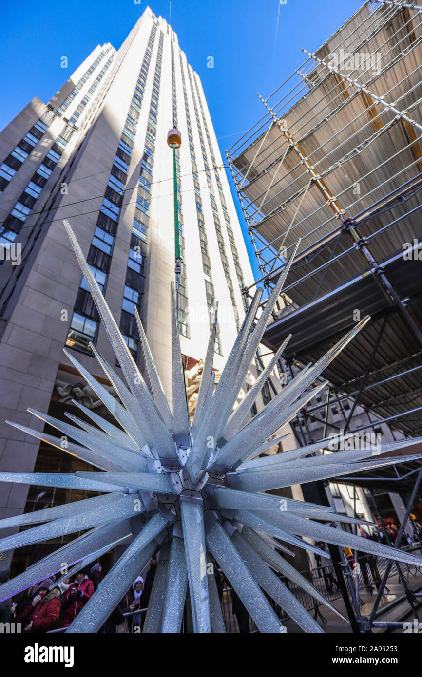 New York, USA. November 13, 2019, New York, NEW YORK, ESTADOS UNIDOS: A  900-pound Swarovski crystal star was lifted by a crane and attached to the  Rockefeller Center Christmas Tree on Wednesday
