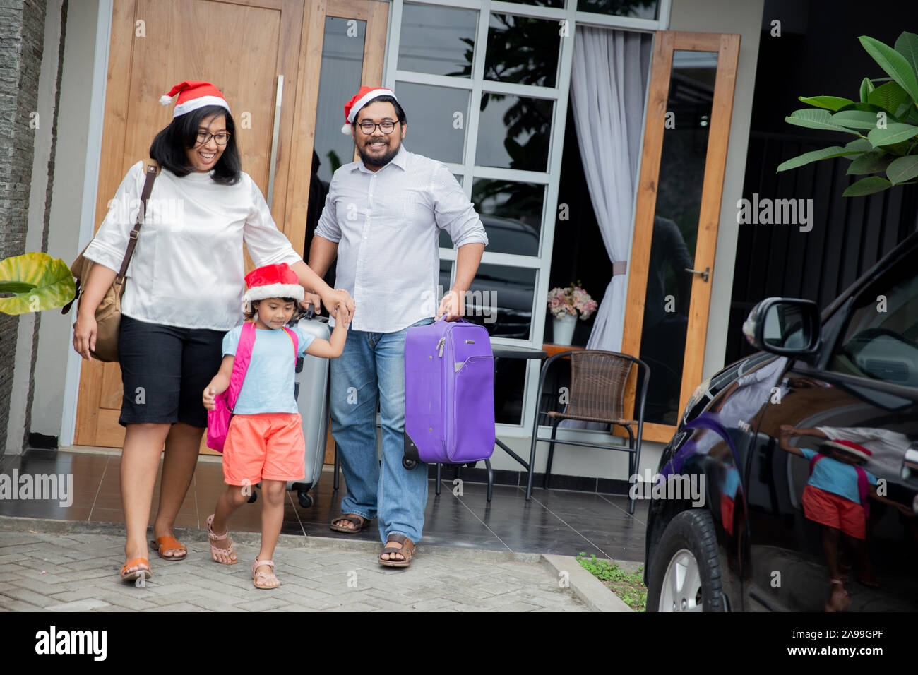Family front house suitcase hi-res stock photography and images - Alamy