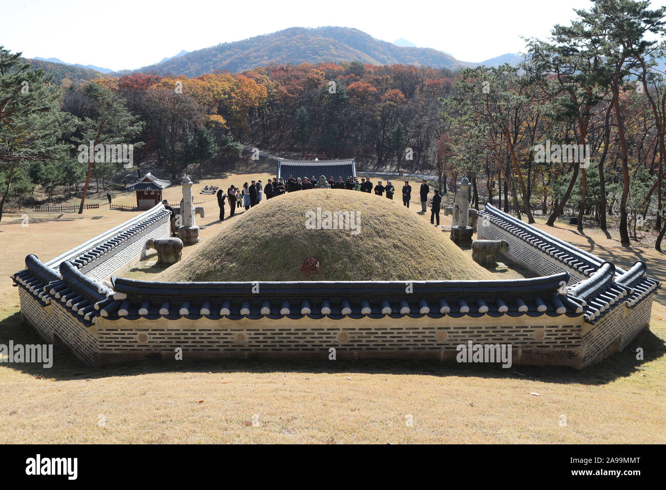 14th Nov 19 Royal Tomb Unveiled This Image Shows The Onneung The Tomb Of Queen Dangyeong 1487 1557 The First Wife Of The Joseon Dynasty S 11th King King Jungjong Which Was Unveiled On