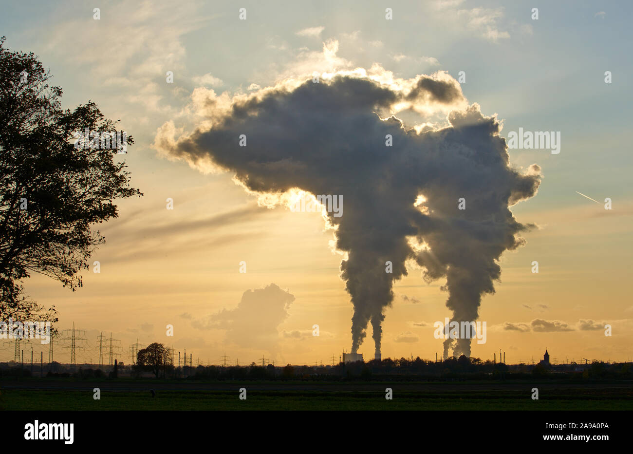 Power stations, Cologne November 8, 2019. The smoking chimneys of the brown coal Power stations RWE Power AG Kraftwerk Frimmersdorf, Neurath and Niede Stock Photo