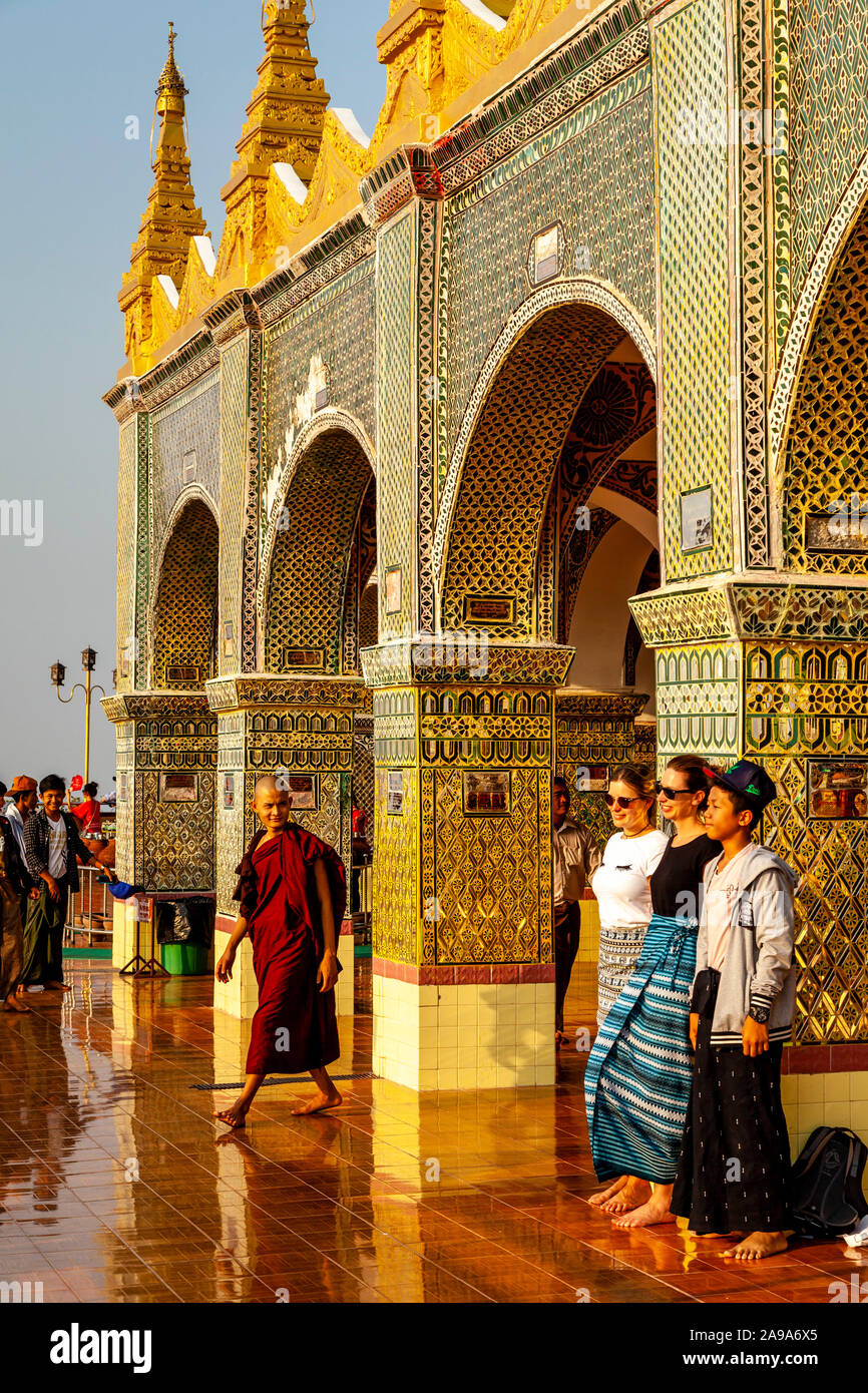Su Taung Pyae Pagoda, Mandalay Hill, Mandalay, Myanmar. Stock Photo