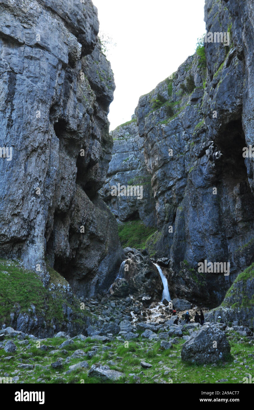 Gordale Scar Waterfall Malham North Yorkshire Stock Photo Alamy gordale-scar-waterfall-malham-north-yorkshire-stock-photo-alamy