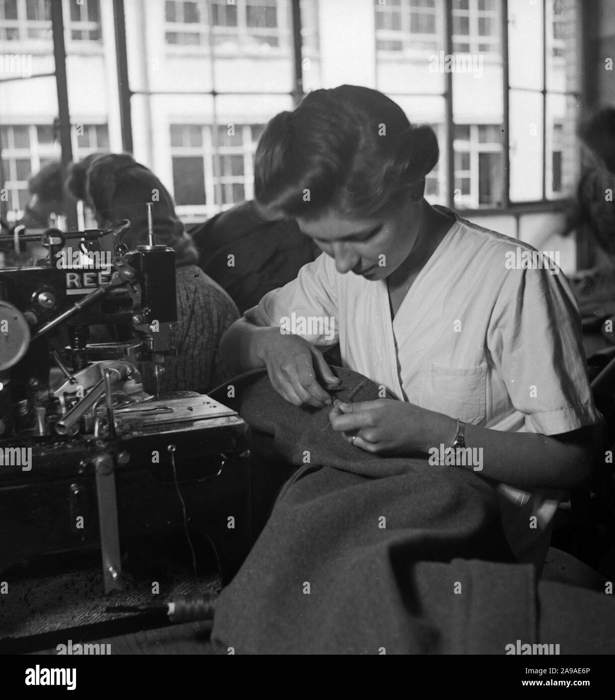 Women exercising and practizing domestic economy in one of the BDM workshops 'Kochen' ('cooking'); Germany 1930s. Stock Photo