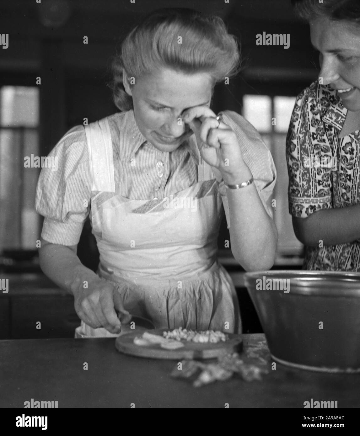 Women exercising and practizing domestic economy in one of the BDM workshops 'Kochen' ('cooking'); Germany 1930s. Stock Photo