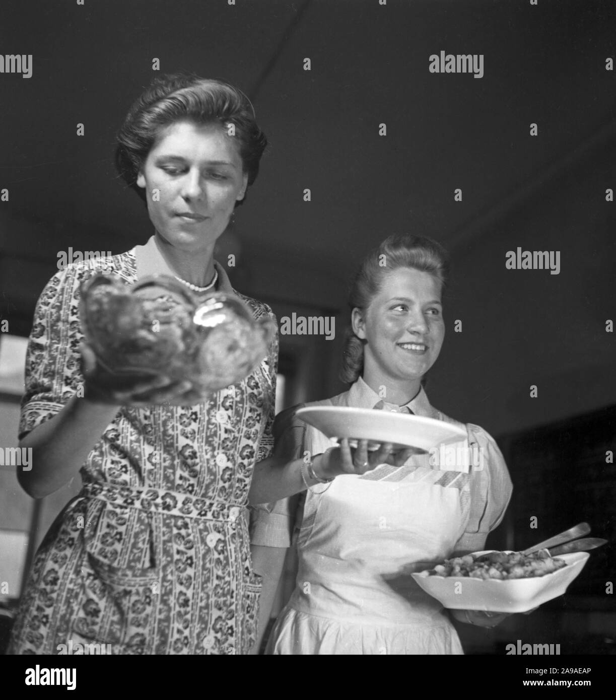 Women exercising and practizing domestic economy in one of the BDM workshops 'Kochen' ('cooking'); Germany 1930s. Stock Photo