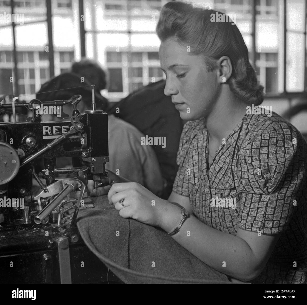 Women exercising and practizing domestic economy in one of the BDM workshops 'Kochen' ('cooking'); Germany 1930s. Stock Photo