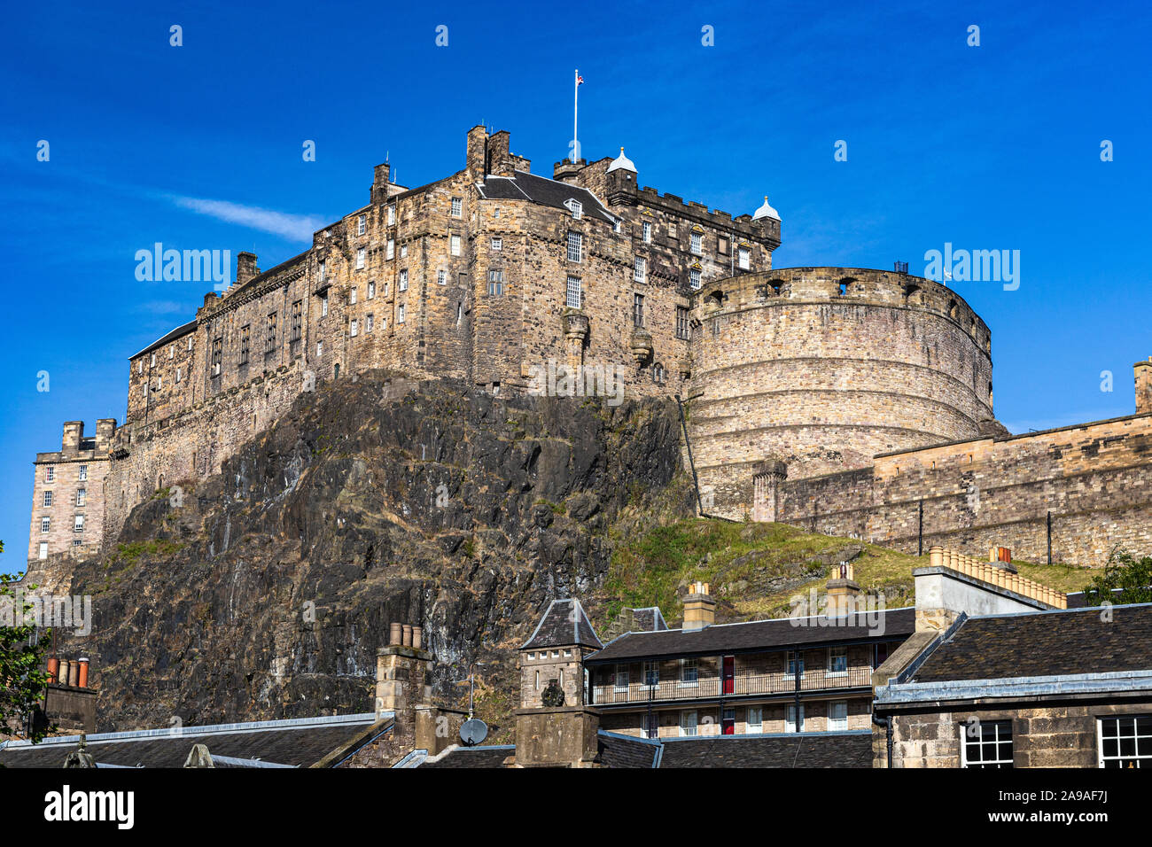 Skyline View of Edinburgh Castle With Johnston Terrace and Blue Sky: Looking up from the Grassmarket. Edinburgh, Scotland. Stock Photo