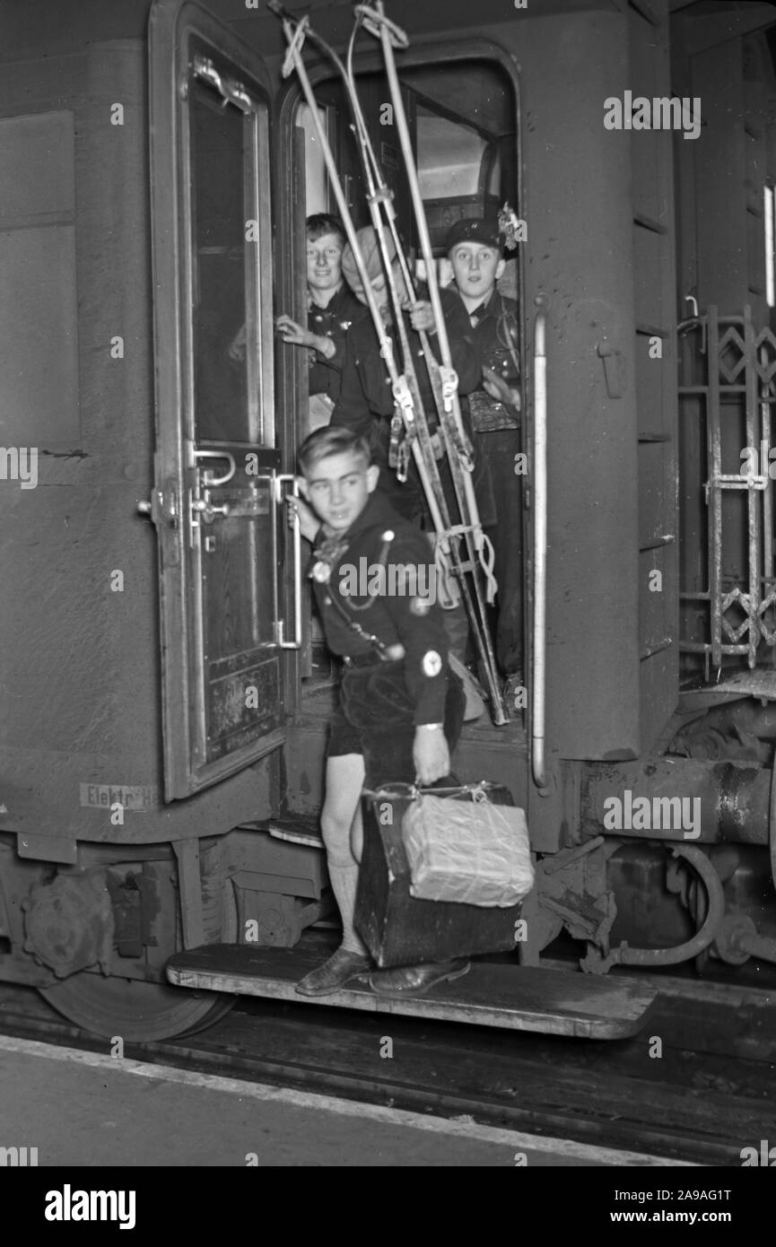 Evacuated children returning to Berlin after their stay at the ...