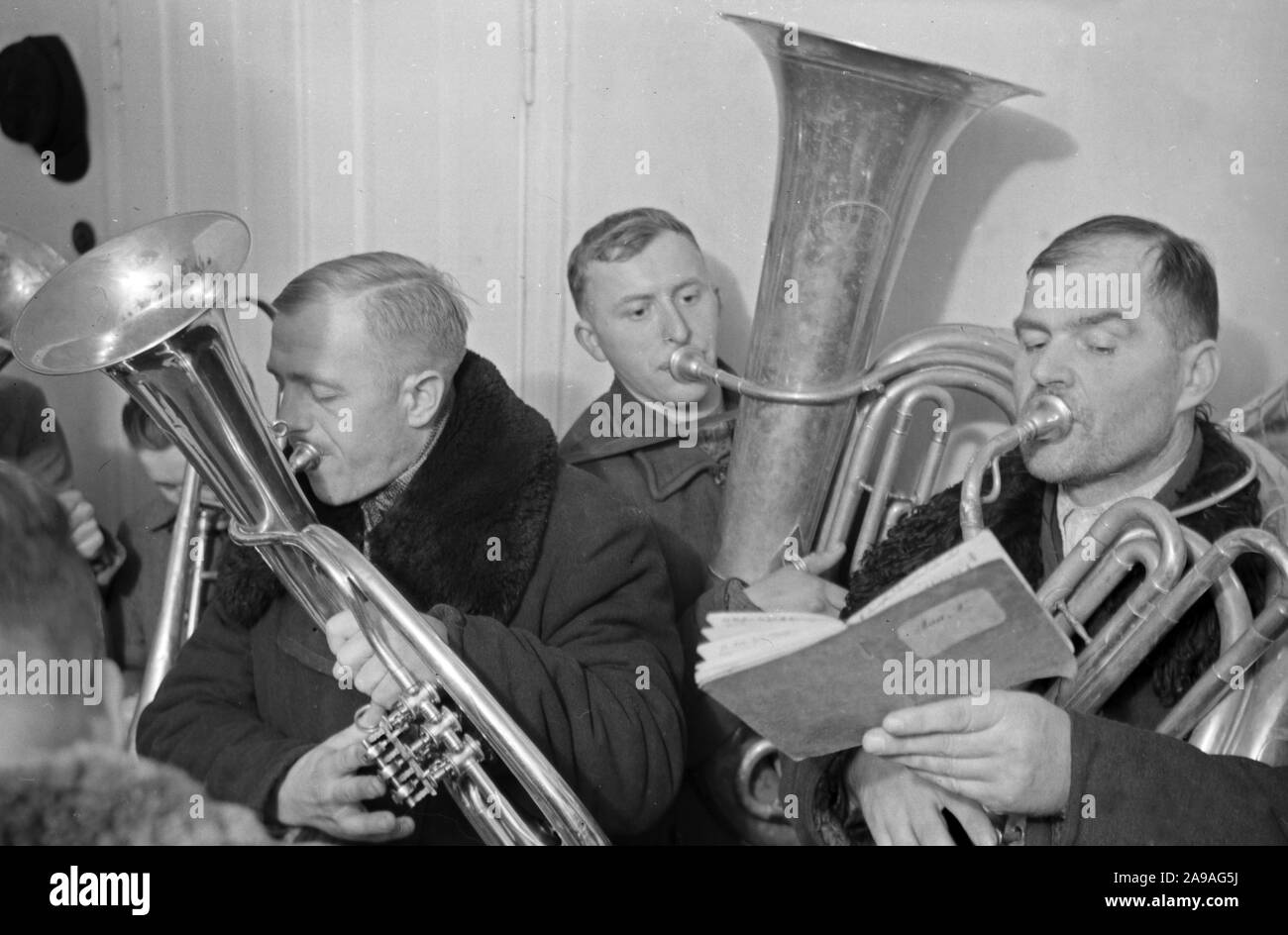 A choir with trumpet accompanimentm singing christmas carols, Germany 1940s. Stock Photo