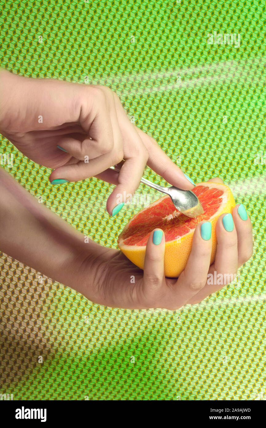 Manger un pamplemousse / Eating a grapefruit Stock Photo