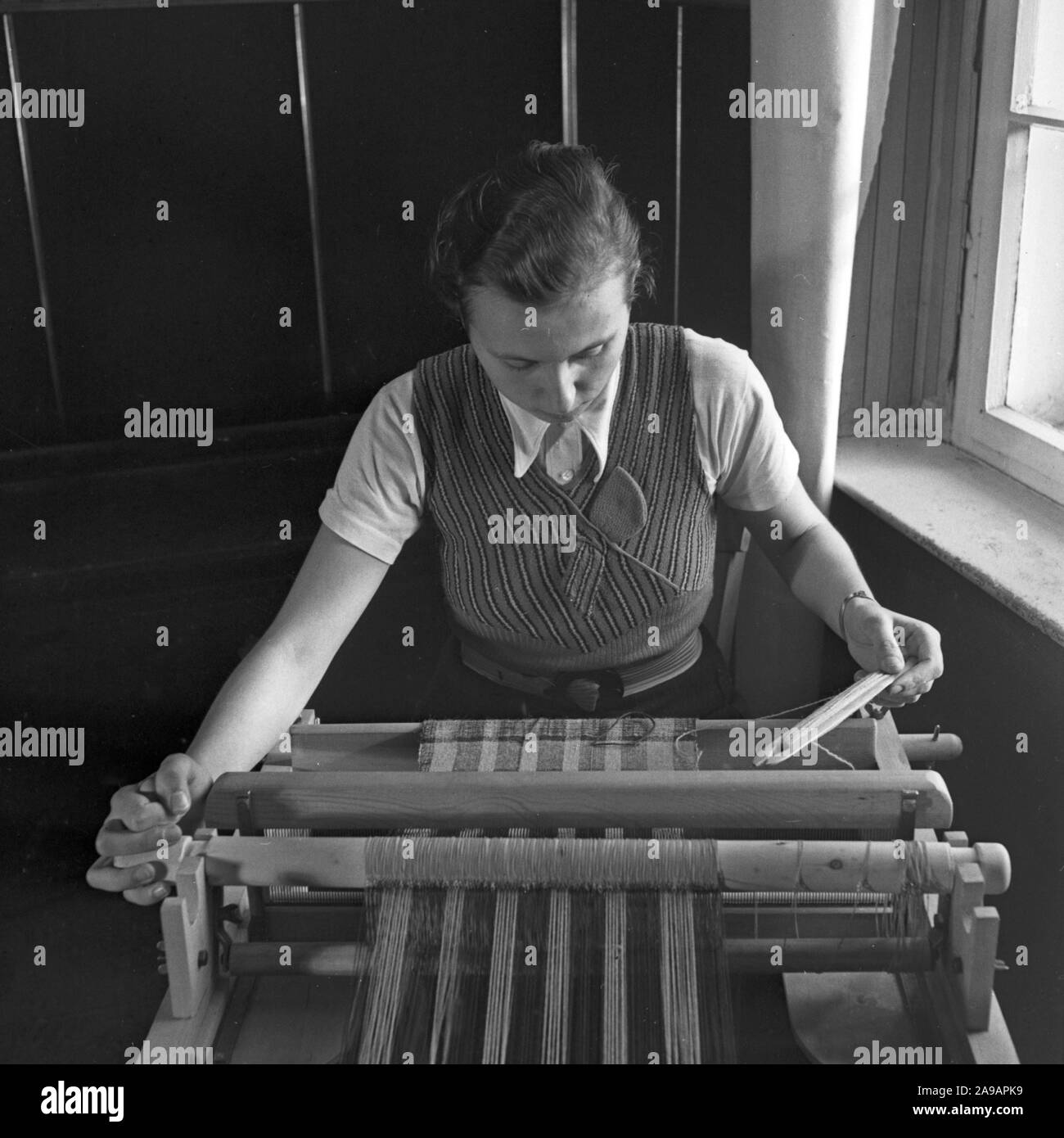 Apprenticeship to a weaver and spinner at the weaving school at