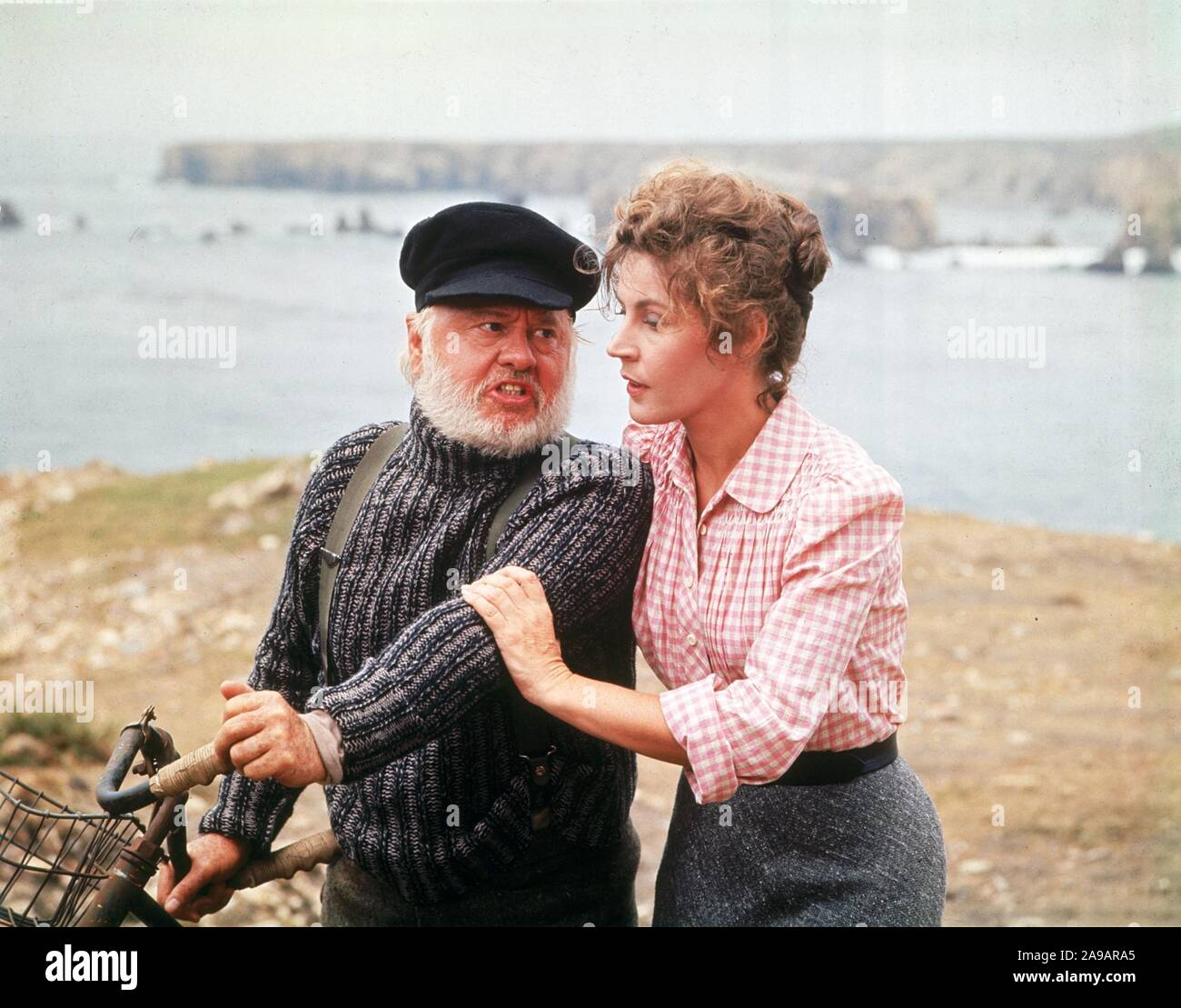 MICKEY ROONEY and HELEN REDDY in PETE'S DRAGON (1977), directed by DON CHAFFEY. Credit: WALT DISNEY PRODUCTIONS / Album Stock Photo