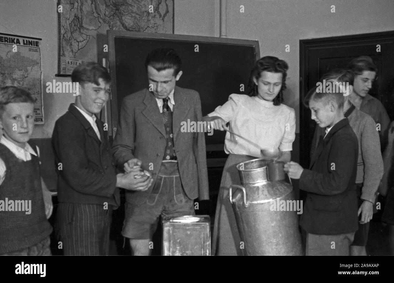 Children get the school lunch, Germany 1940s Stock Photo