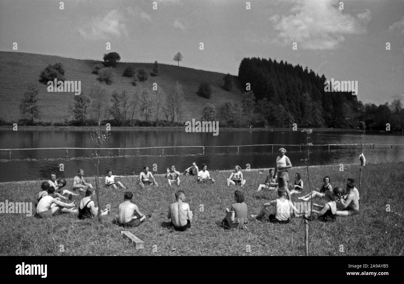 Members of the KdF gymnastics group training in the Allgaeu area ...