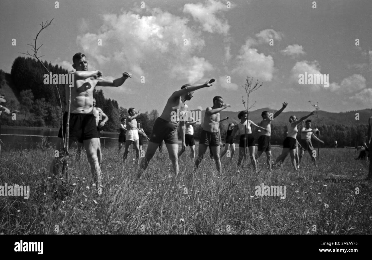 Members of the KdF gymnastics group training in the Allgaeu area ...