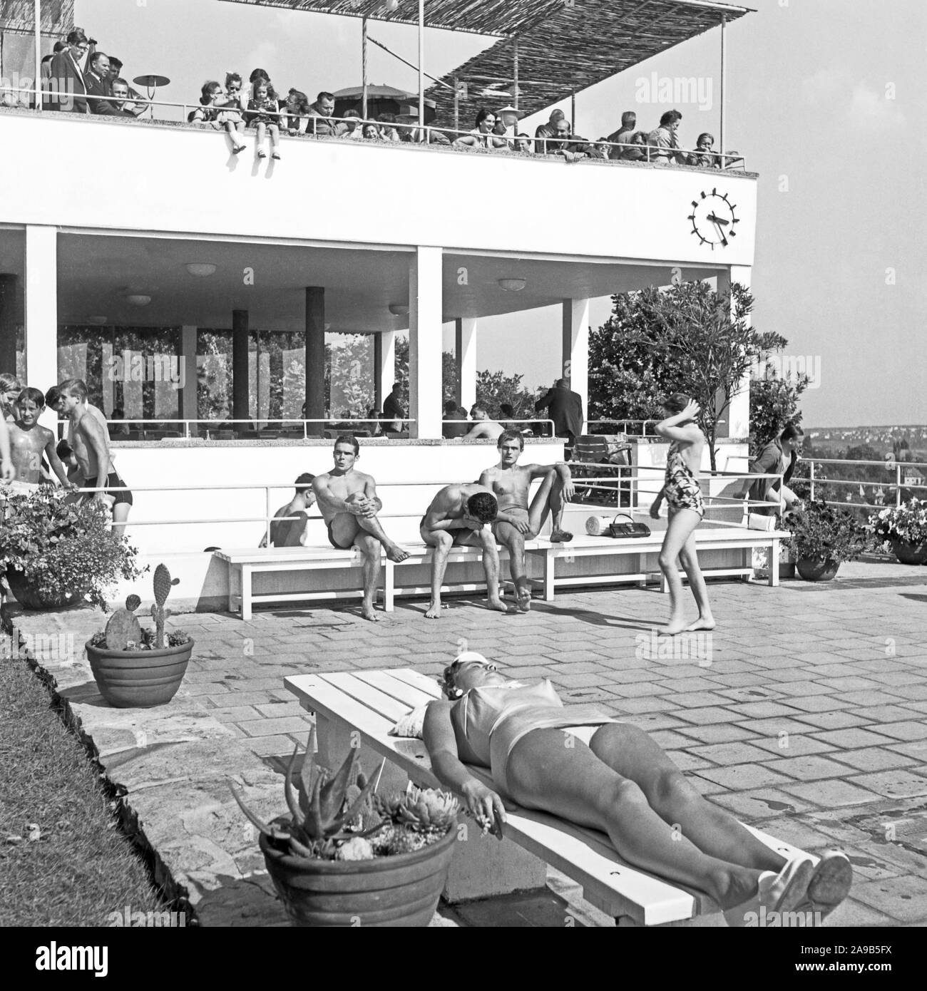 Afternoon relaxing at Neroberg hill in the North of Wiesbaden, Germany 1950s. Stock Photo