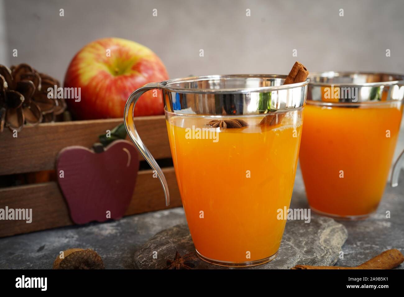 Homemade Apple Cider / Fall Thanksgiving drink Stock Photo - Alamy