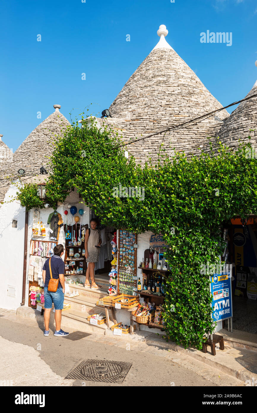 Trulli houses and craft shops on Via Monte San Michele in Alberobello in Apulia (Puglia), Southern Italy Stock Photo