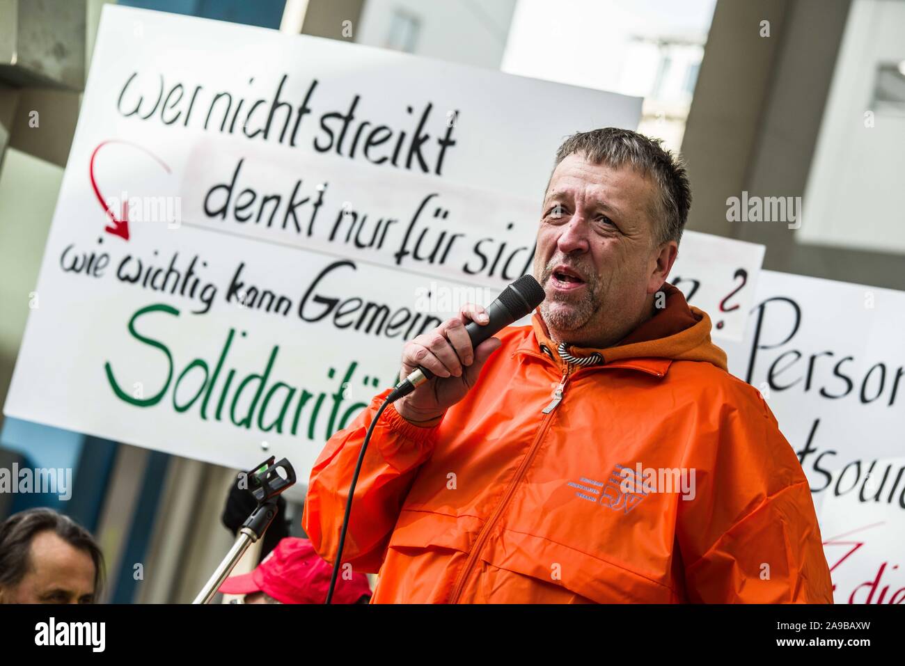 Munich, Bavaria, Germany. 14th Nov, 2019. Michael Busch of the Bavarian Journalist Union (BJV). Demanding a raise of 7, 8% over 33 months, along with increases of payments, licenses, and other payouts, the Bavarian Journalist Union (Bayerischer Journalisten Verband) called for another 48-hour strike against the Bayerischer Rundfunk media house in Munich. The strike encompasses journalists, redaction/editorial staff, and those in related roles with at least 350 in attendance at the Munich location. Credit: ZUMA Press, Inc./Alamy Live News Stock Photo