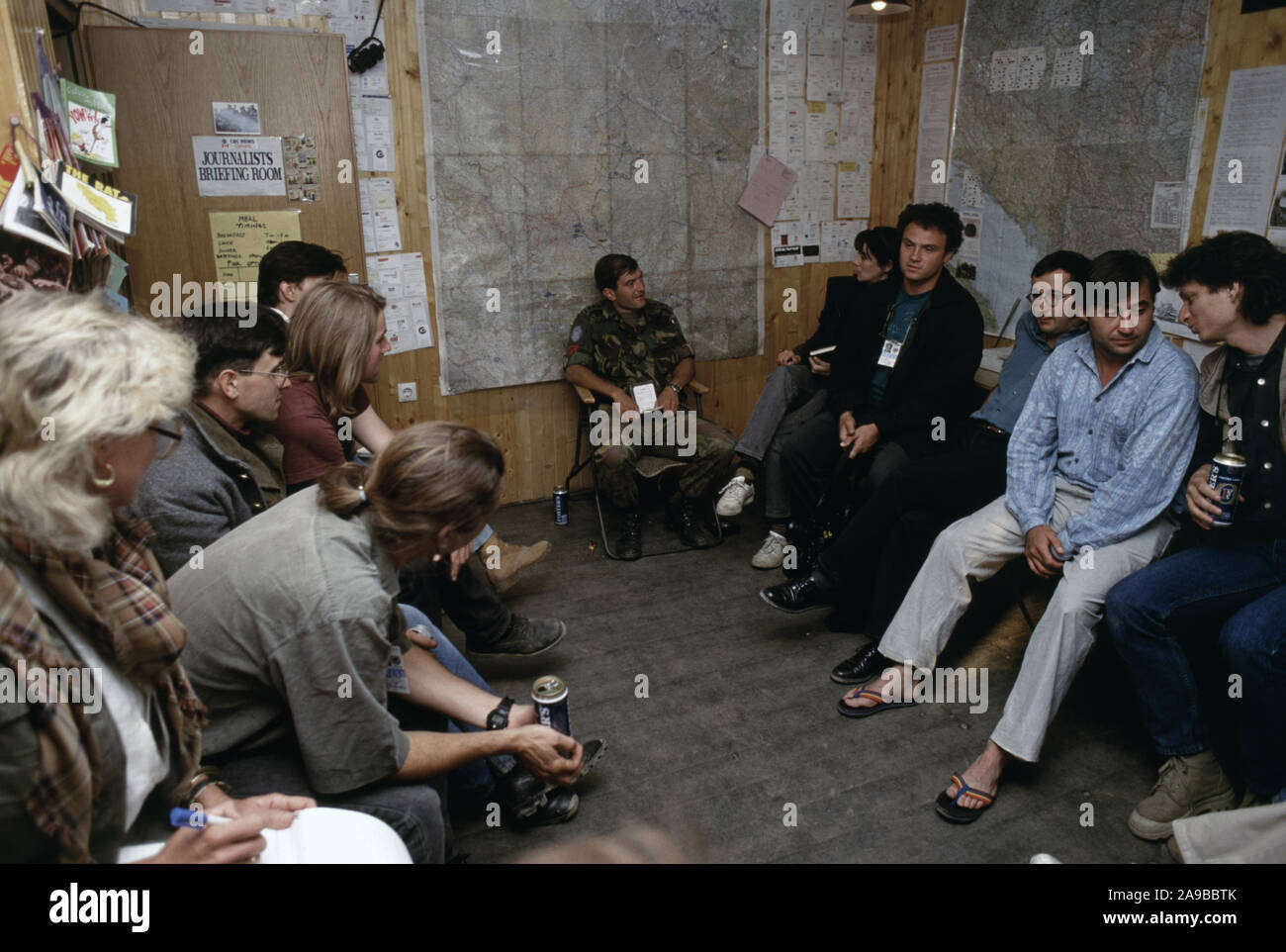 8th July 1993 During the war in Bosnia: the British Army's daily morning press briefing in the Press Information house in Bila, near Vitez, crammed with journalists. Stock Photo