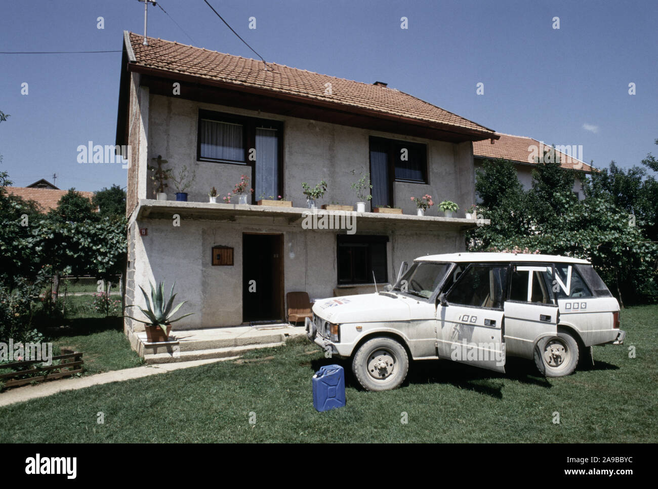 9th July 1993 During the war in Bosnia: the rented house of American broadcaster ABC News in Bila, near Vitez, close to the British Army base. The armoured Range Rover with BBC livery was also rented by ABC. Stock Photo