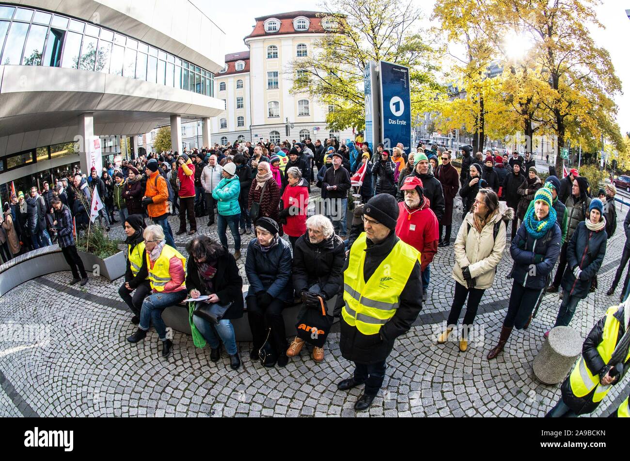 Munich, Bavaria, Germany. 14th Nov, 2019. Demanding a raise of 7, 8% over 33 months, along with increases of payments, licenses, and other payouts, the Bavarian Journalist Union (Bayerischer Journalisten Verband) called for another 48-hour strike against the Bayerischer Rundfunk media house in Munich. The strike encompasses journalists, redaction/editorial staff, and those in related roles with at least 350 in attendance at the Munich location. Credit: ZUMA Press, Inc./Alamy Live News Stock Photo