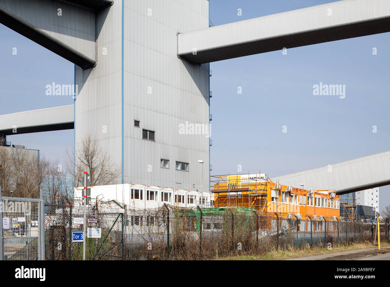 25.03.2018, Berlin, Berlin, Germany - Conveyor tower at Kraftwer Reuter in Otternbuchtstrasse in Berlin-Spandau. 00P180325D192CAROEX.JPG [MODEL RELEAS Stock Photo