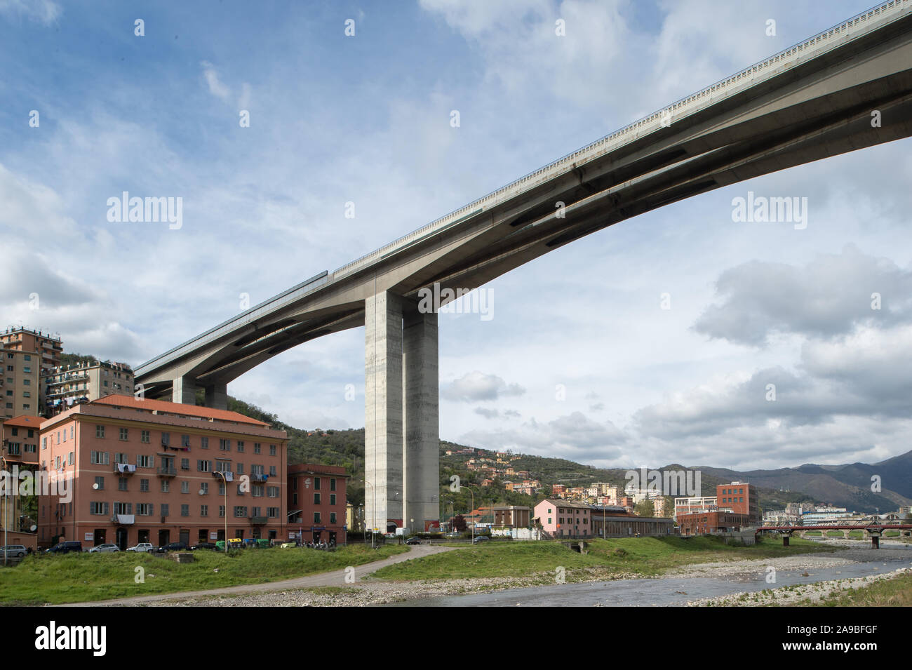06.04.2019, Genoa, Liguria, Italy - Staglieno, Italy - The Viadotto Bisagno of the Italian motorway A12 in the city quarter Staglieno. 0CE190406D010CA Stock Photo