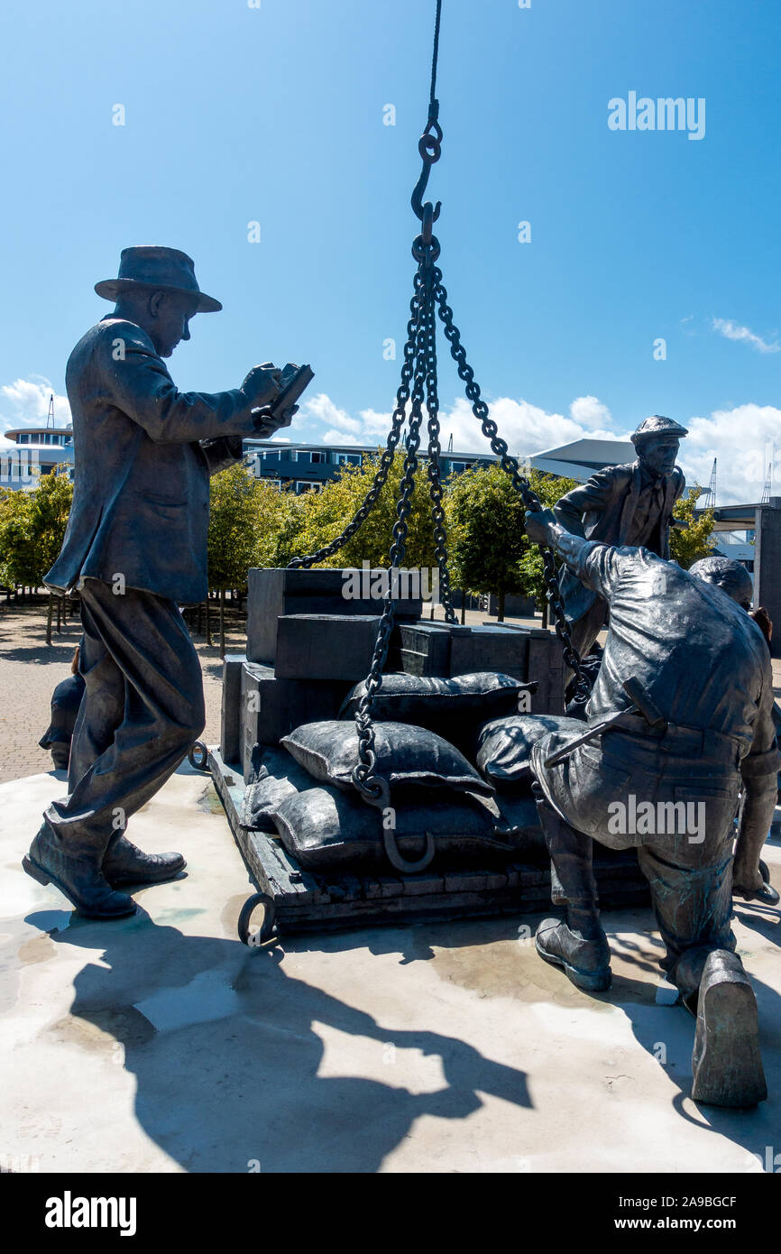 Sculpture of dockers outside London Excel Exhibition Centre in Docklands entitled 'Landed' by Les Johnson Stock Photo