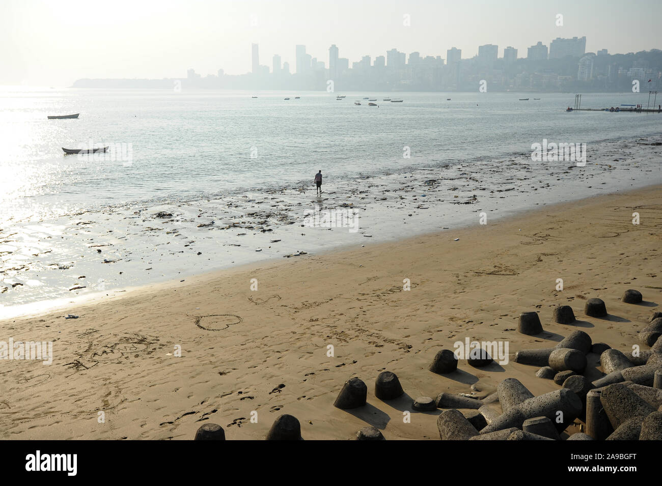 12.12.2011, Mumbai, Maharashtra, India - View of Chowpatty Beach along Marine Drive with the skyline of Malabar Hill in the background. 0SL111212D009C Stock Photo