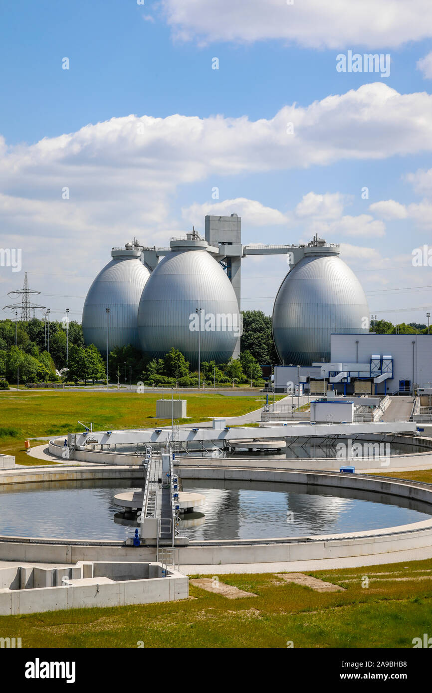 14.05.2019, Dinslaken, North Rhine-Westphalia, Germany - Wastewater treatment in the newly built sewage treatment plant Emscher-Muendung, here in the Stock Photo
