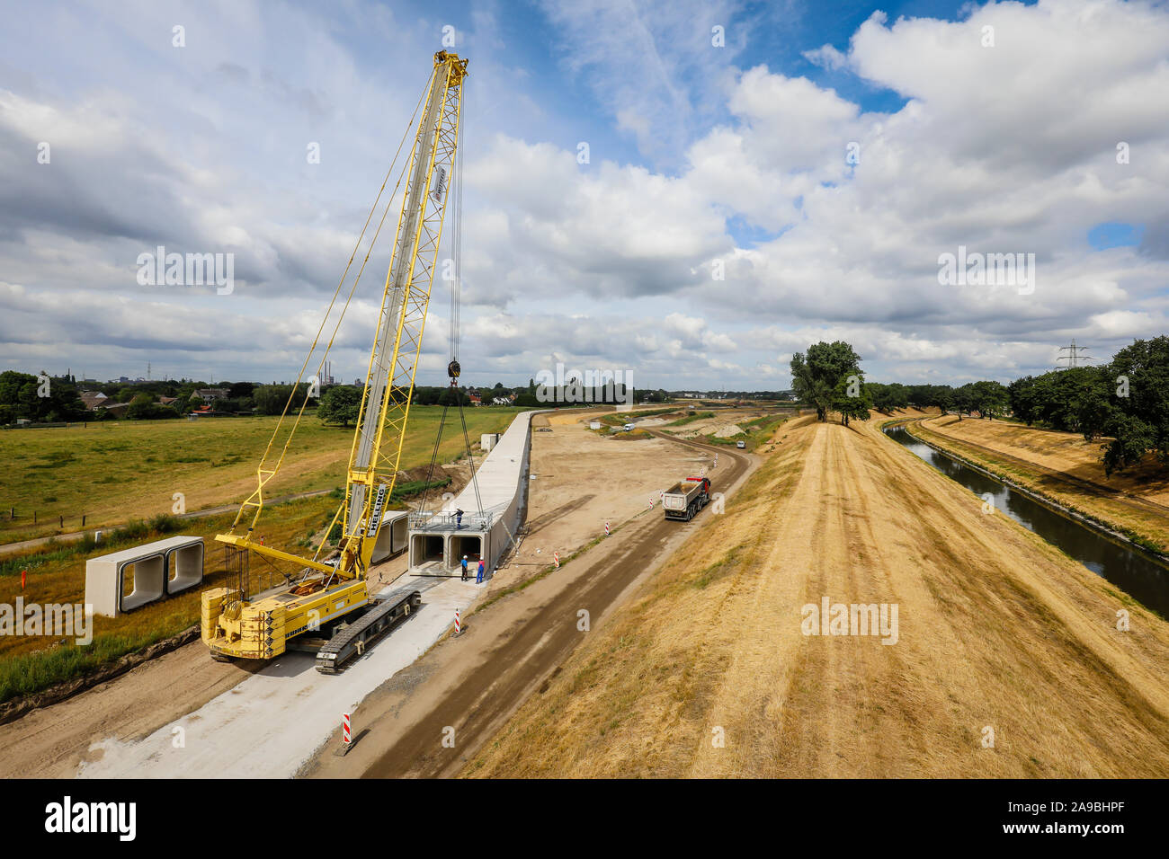 09.07.2019, Oberhausen, North Rhine-Westphalia, Germany - Emscher conversion, new construction of the Emscher sewer AKE, here in the Holtener Feld fra Stock Photo