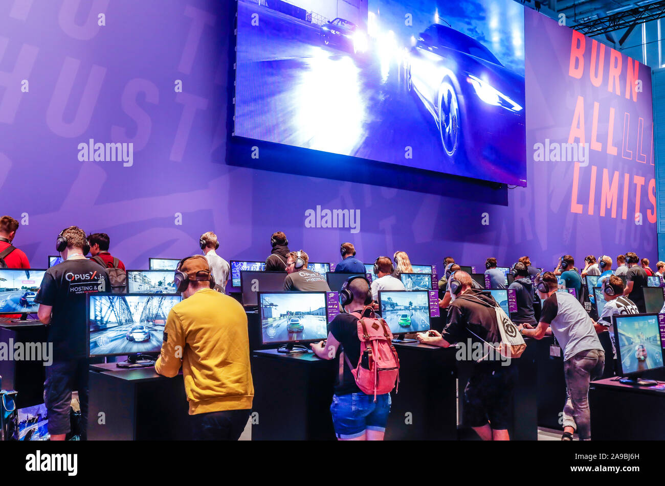20.08.2019, Cologne, North Rhine-Westphalia, Germany - Gamescom, trade fair visitors play the computer game NFS Heat, racing game Need for Speed Heat Stock Photo