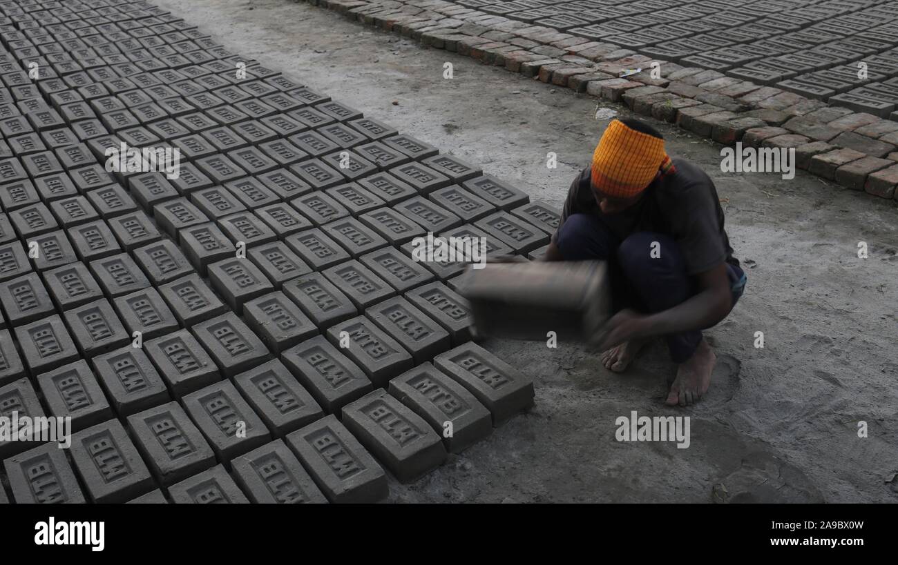 Dhaka, Bangladesh. 14th Nov, 2019. A laborer made raw brick on brick kilns near the Turag River in the outskirt of Dhaka. Credit: MD Mehedi Hasan/ZUMA Wire/Alamy Live News Stock Photo