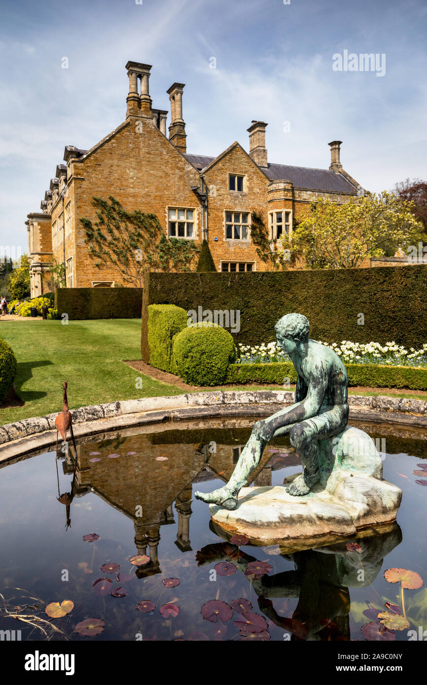 An ornamental pond and statue at Holdenby House, built by Queen Elizabeth I's Chancellor Sir Christopher Hatton in 1583. Northamptonshire, UK Stock Photo