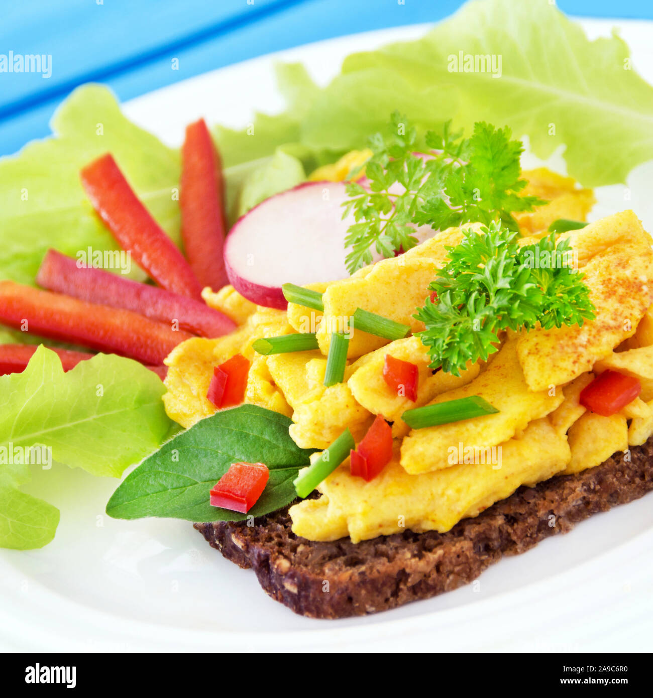 Scrambled eggs and whole-grain bread Stock Photo - Alamy