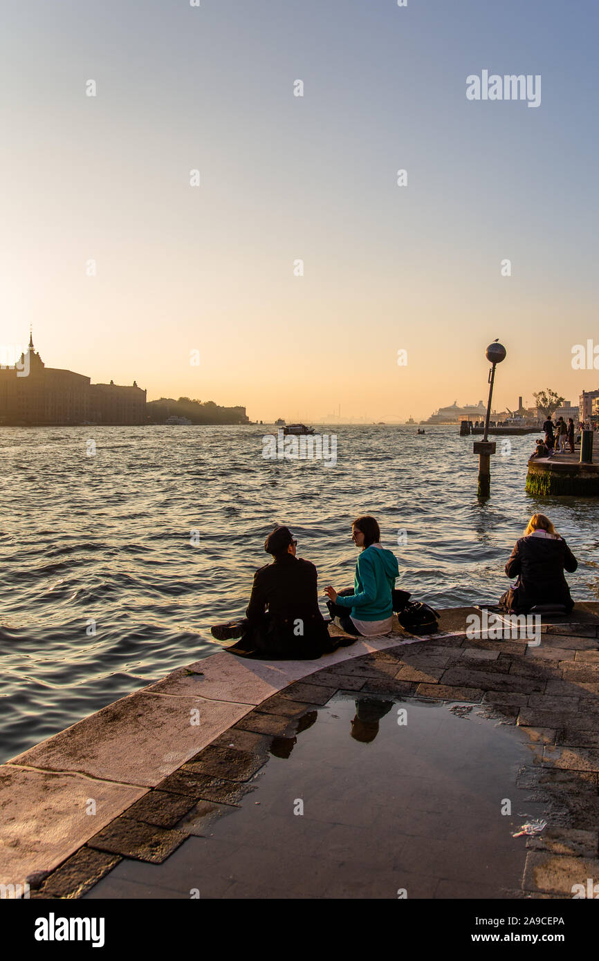 Gondola venice couple sunset hi-res stock photography and images - Alamy
