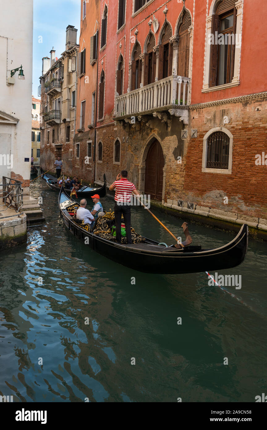 Gondola ride venice couple hi-res stock photography and images - Alamy