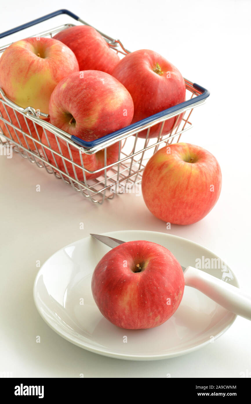 Organic Autumn Glory apples are a cross between Fuji and Golden