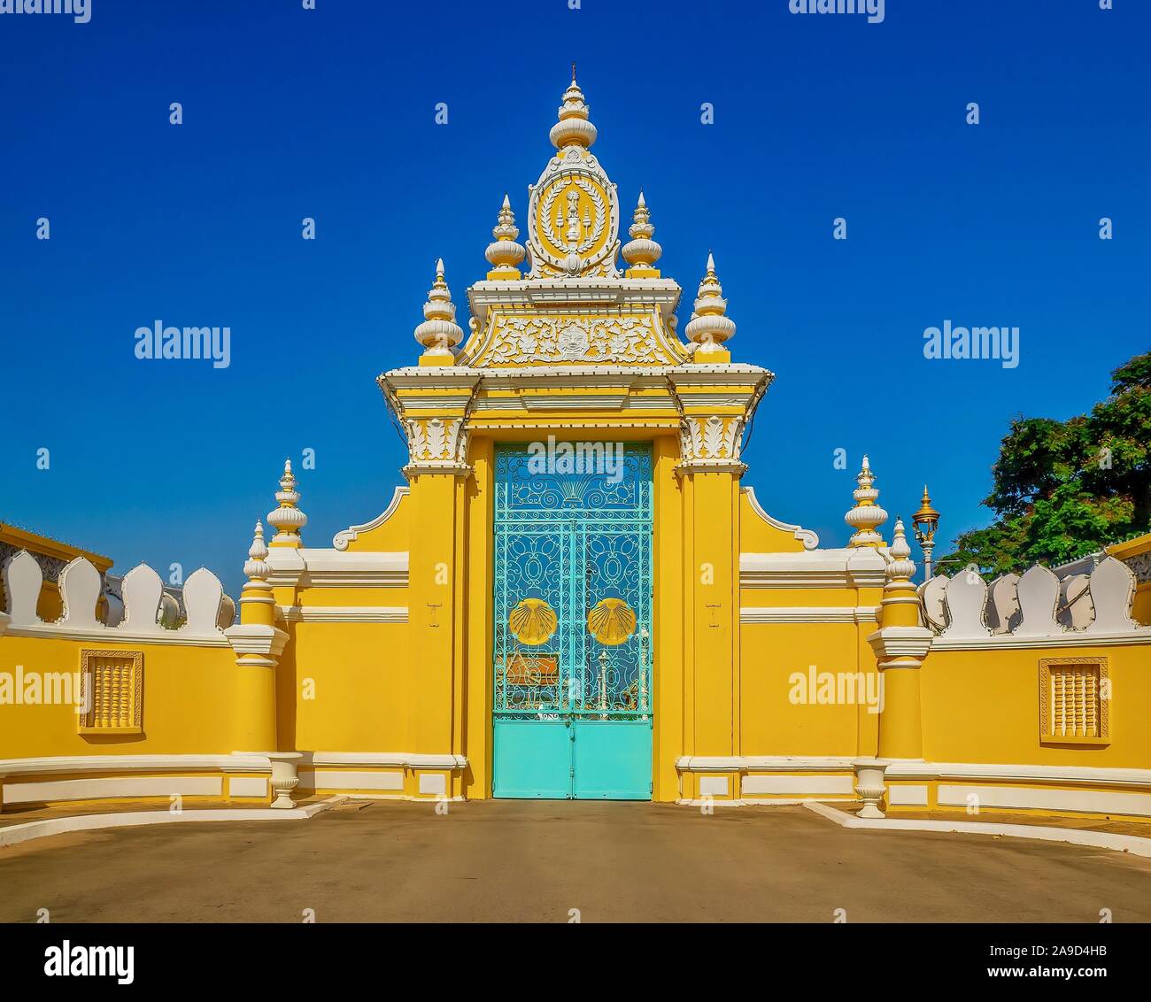 Close-up view of the Victory Gate of the Royal Palace and Silver Pagoda compound, used only by the royal family and dignitaries. Stock Photo