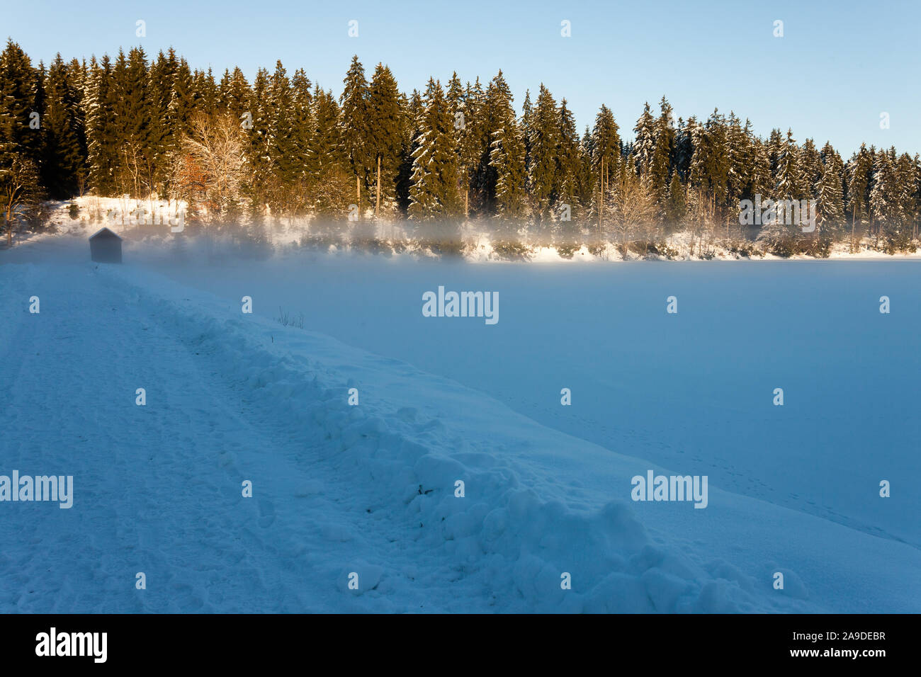 Log cabin frozen lake hi-res stock photography and images - Alamy