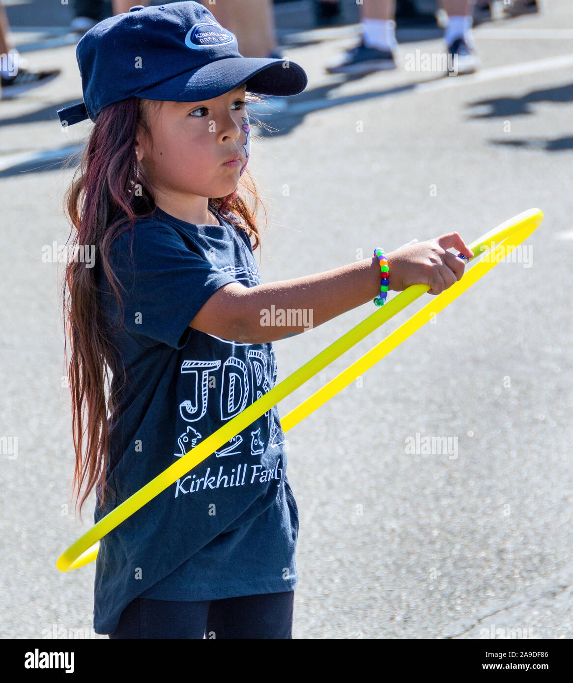 Joven indio niña jugando con hula hoop toy sobre fondo blanco - mr#736m -  rmm 151210 Fotografía de stock - Alamy