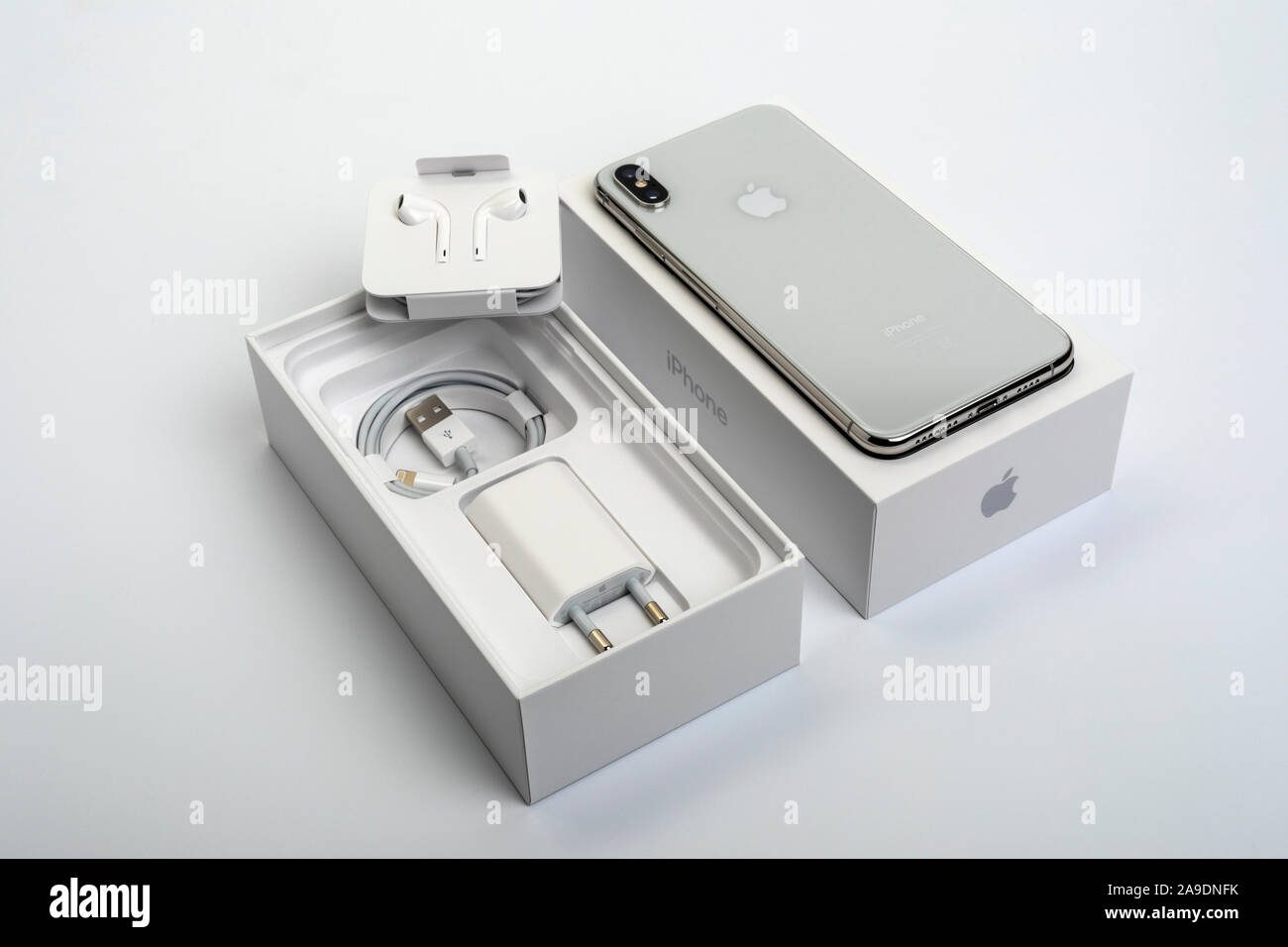 Apple iPhone XS Max, Packaging Open, iPhone XS Max, Back, Apple Accessories,  Headphones EarPods, Lightning USB Cable, USB Power Adapter Stock Photo -  Alamy
