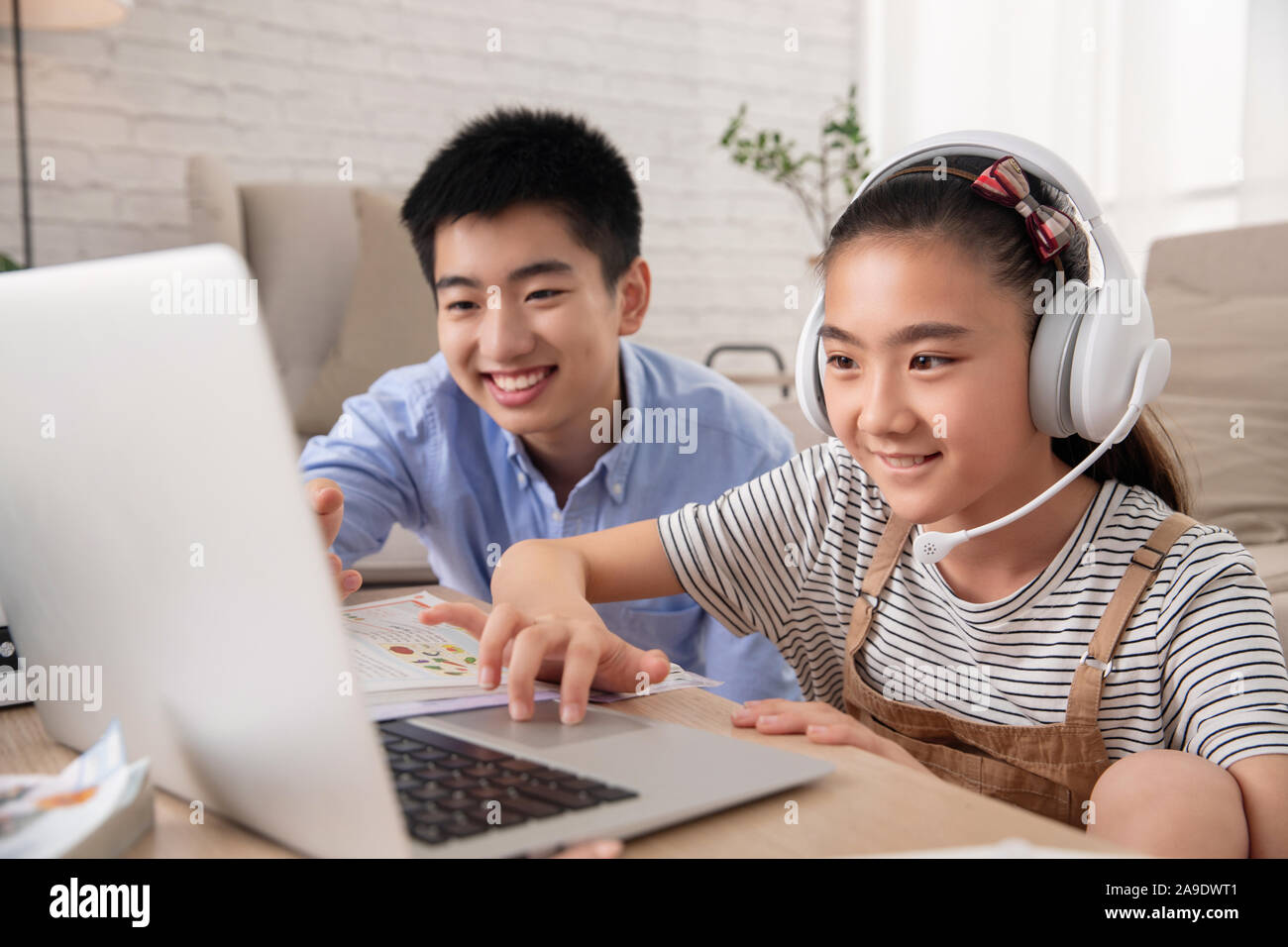 Students look at the computer online learning Stock Photo Alamy